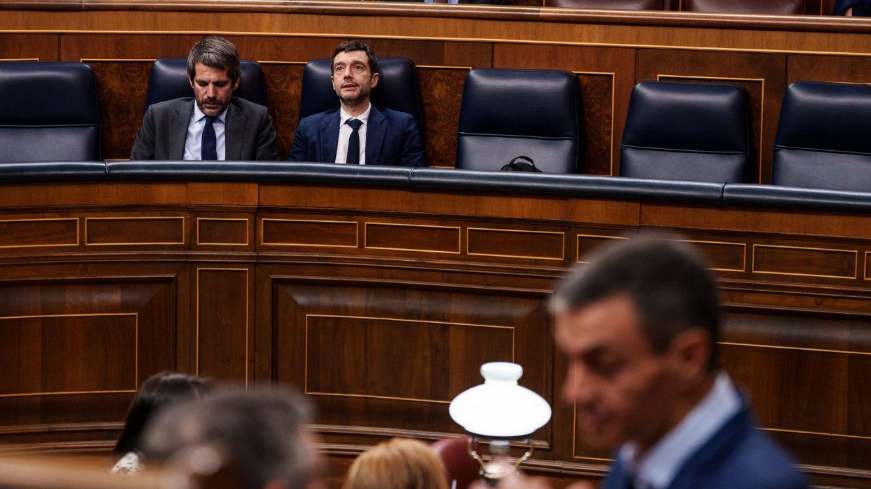 Los ministros de Sumar, Ernest Urtasun (Cultura) y Pablo Bustinduy (Derechos Sociales, Consumo y Agenda 2030). En primer plano, el presidente del Gobierno, Pedro Sánchez. EP