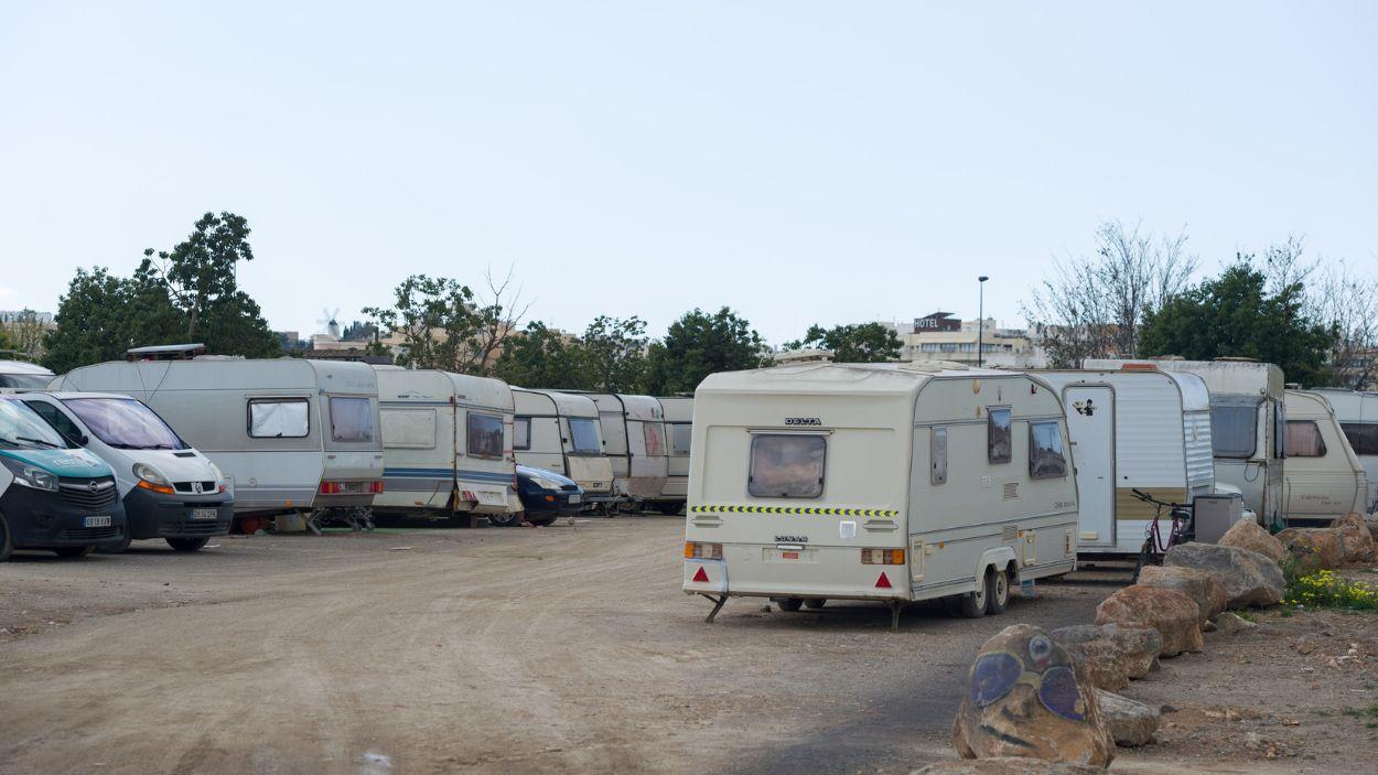 Asentamiento de autocaravanas en el aparcamiento de Es Gorg, a 1 de abril de 2025, en Ibiza, Baleares (España).