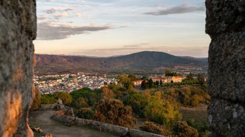 El pueblo de Ourense que mira a Portugal entre fortalezas, viĂąedos y uno de los carnavales mĂĄs antiguos de Galicia