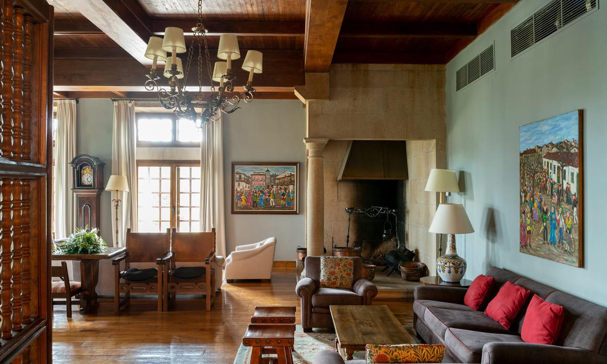 Salón social con ambiente clásico junto a la chimenea perfecta para el descanso. PARADORES