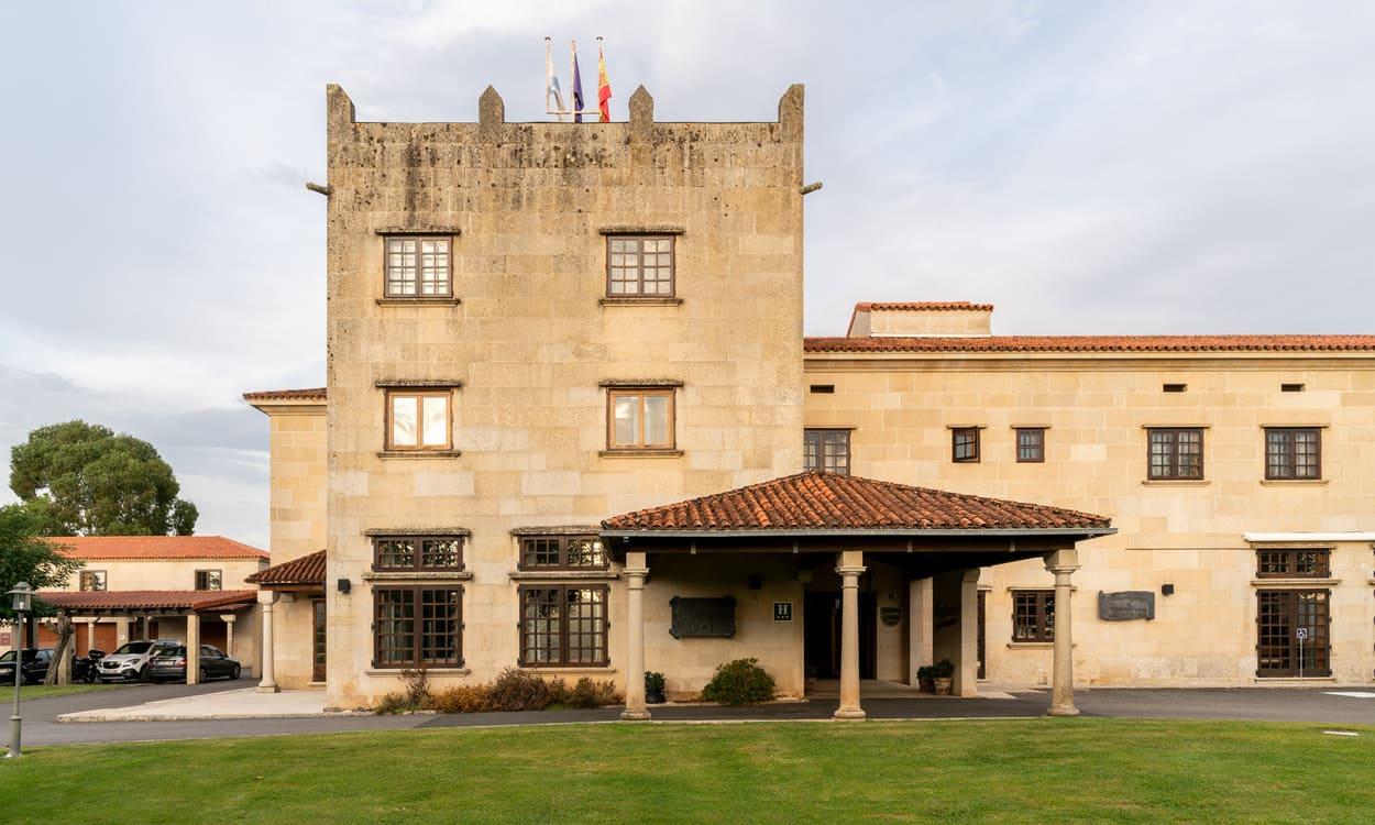 Vista exterior del Parador de Verín, diseñado como un pazo típico de la comarca. PARADORES