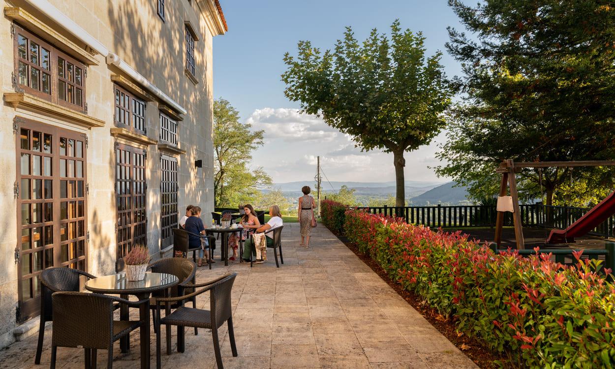 Terraza exterior con un mirador privilegiado para contemplar el paisaje gallego. PARADORES