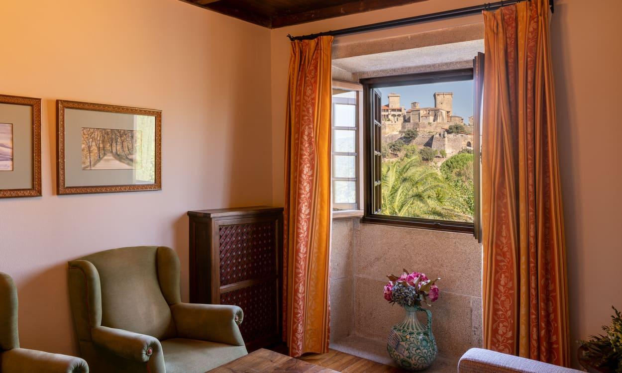 Habitación con vistas al entorno histórico. PARADORES