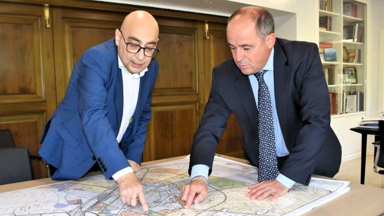 Roberto Tejada y Emilio Sáez. Archivo.