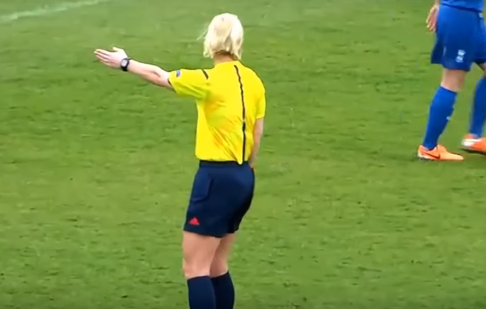 Mujer arbitrando un partido. 