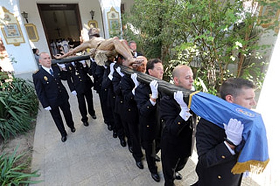 Policías en procesión en la Semana Santa.