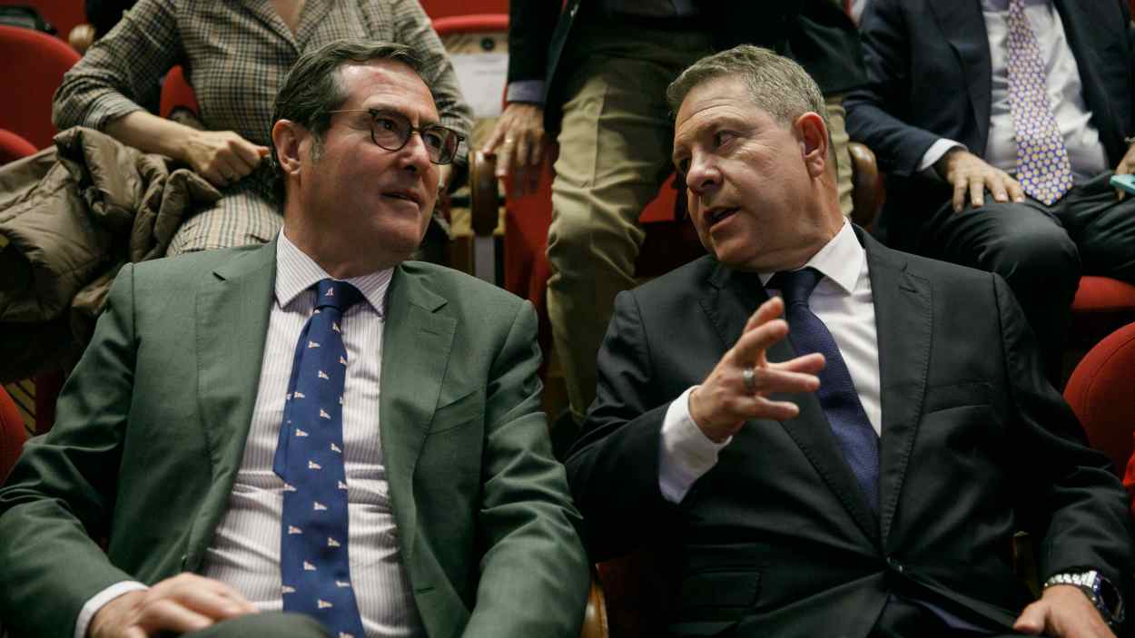 El presidente de Castilla-La Mancha, Emiliano García-Page, junto al presidente de la CEOE, Antonio Garamendi. JCCM.