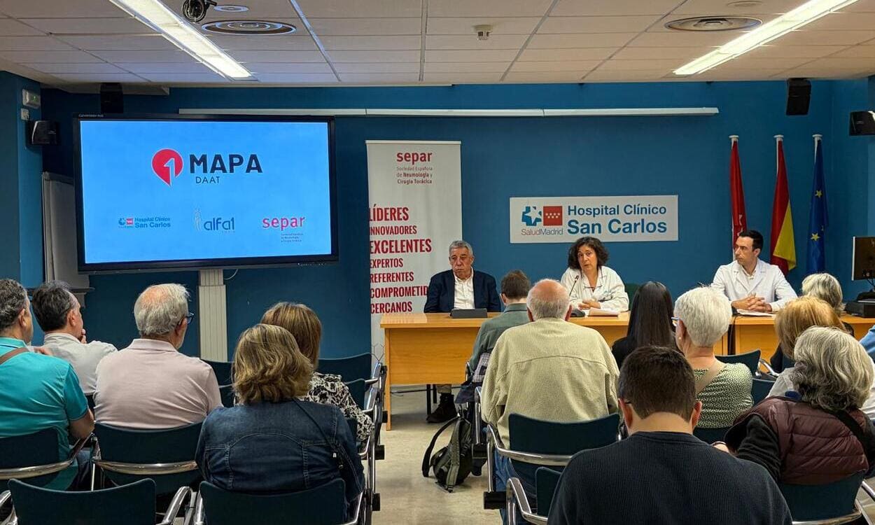 Especialistas y asociaciones de pacientes durante la presentación del proyecto MAPA del DAAT en el Hospital Clínico San Carlos. ATREVIA