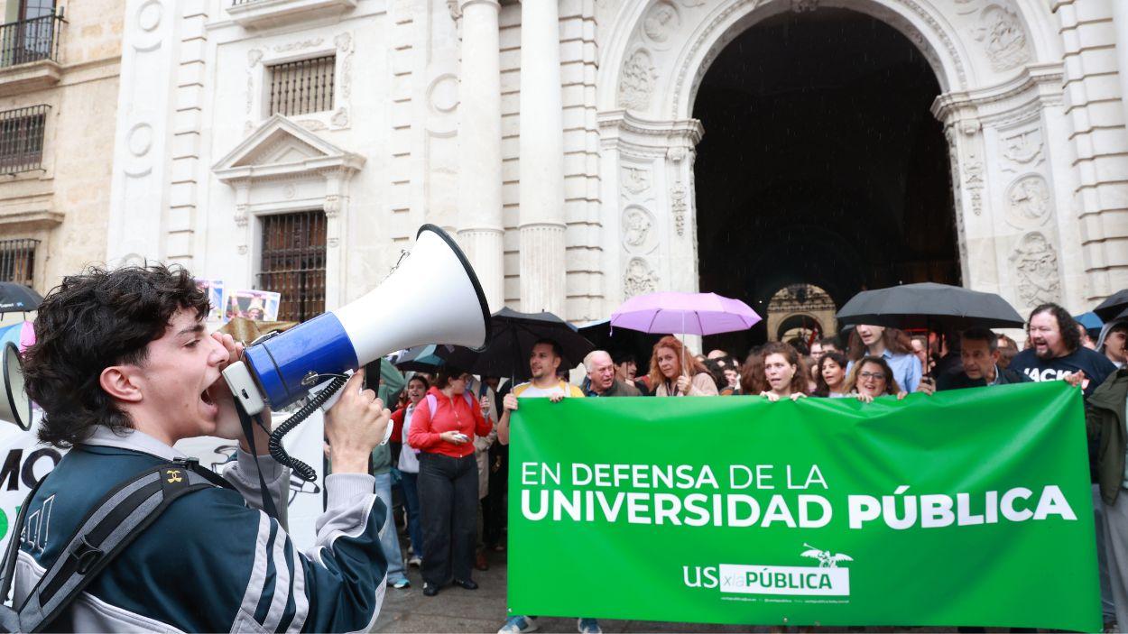 Protesta convocada por la nueva red ‘Universidades andaluzas por la pública’ ante el Rectorado de la Universidad de Sevilla / EP