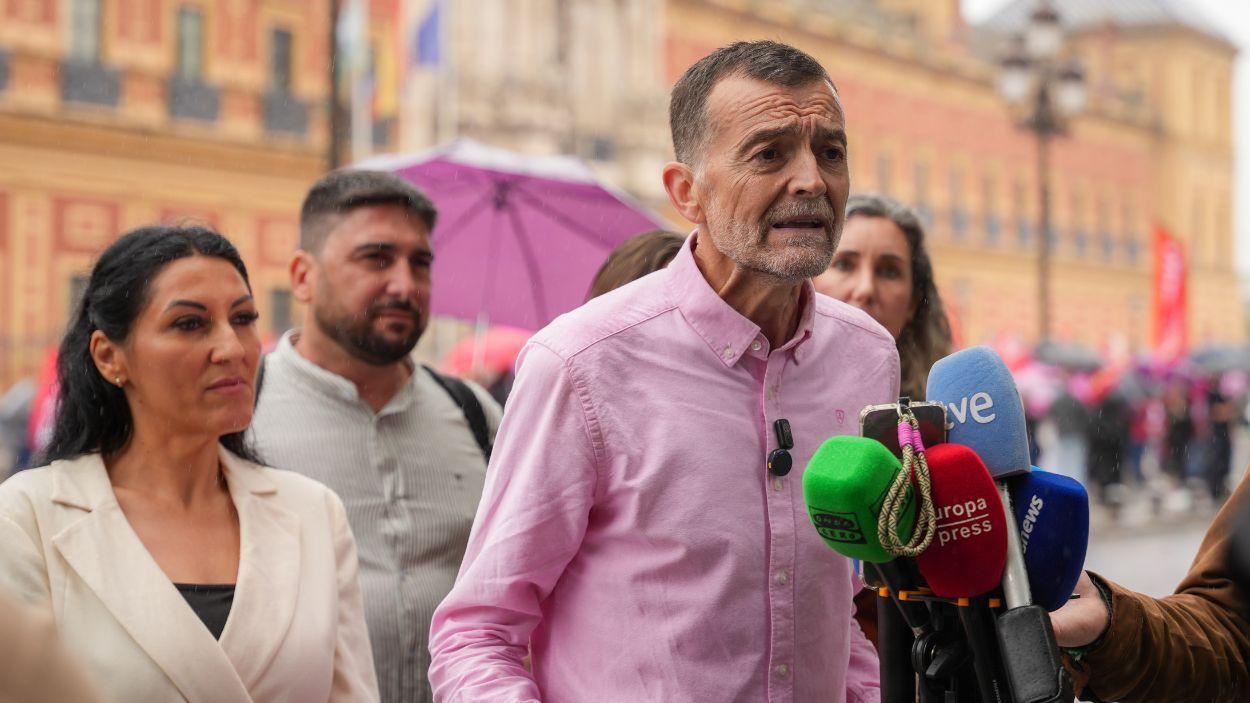 El candidato de la coalición Por Andalucía a la presidencia de la Junta, Antonio Maíllo, atiende a los medios en una concentración en defensa del sistema público de dependencia / EP