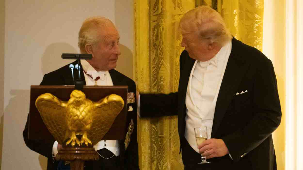 El detalle que una experta en protocolo destaca del encuentro entre Trump y Carlos III. EP