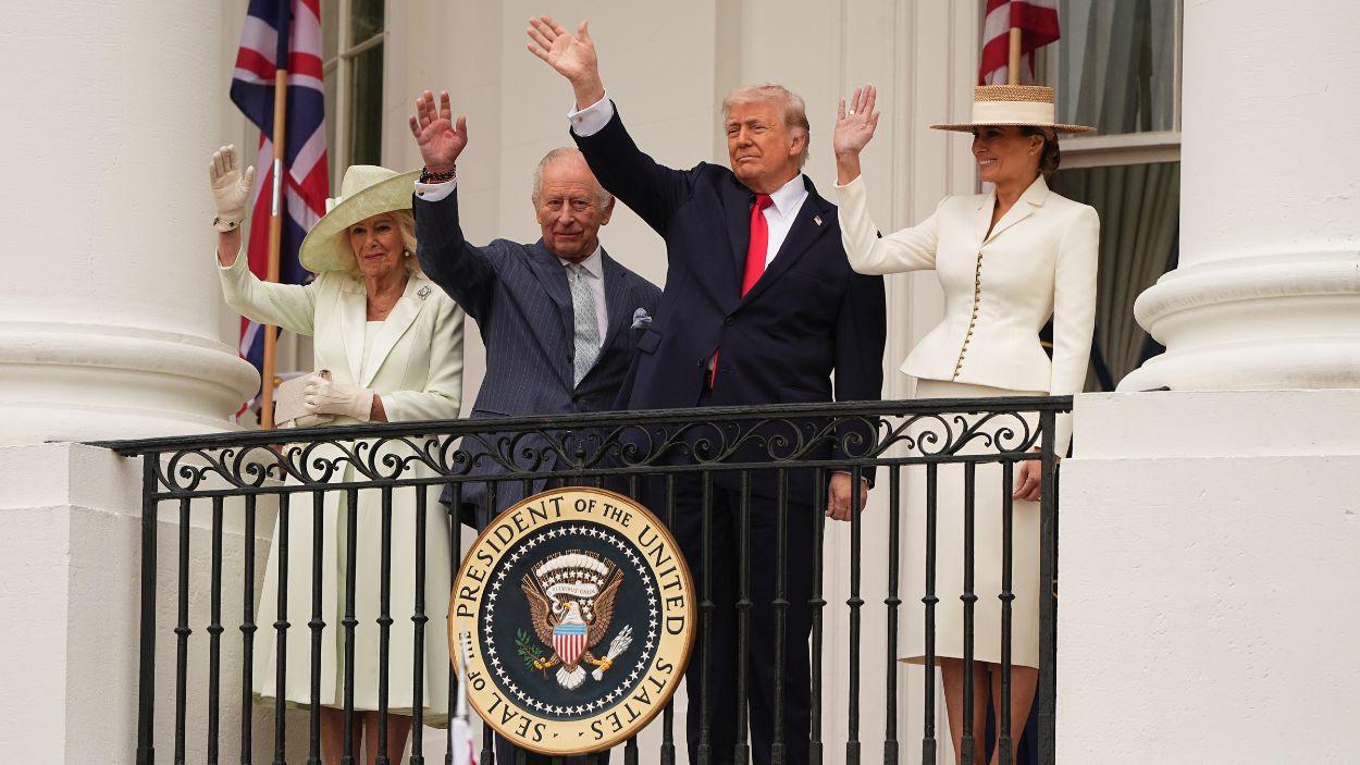 El rey Carlos III del Reino Unido y la reina Camila saludan al presidente de Estados Unidos, Donald Trump, y a su esposa, la primera dama Melania Trump, desde el balcón del pórtico sur, durante la ceremonia de bienvenida en el jardín sur de la Casa Blanca. EP.
