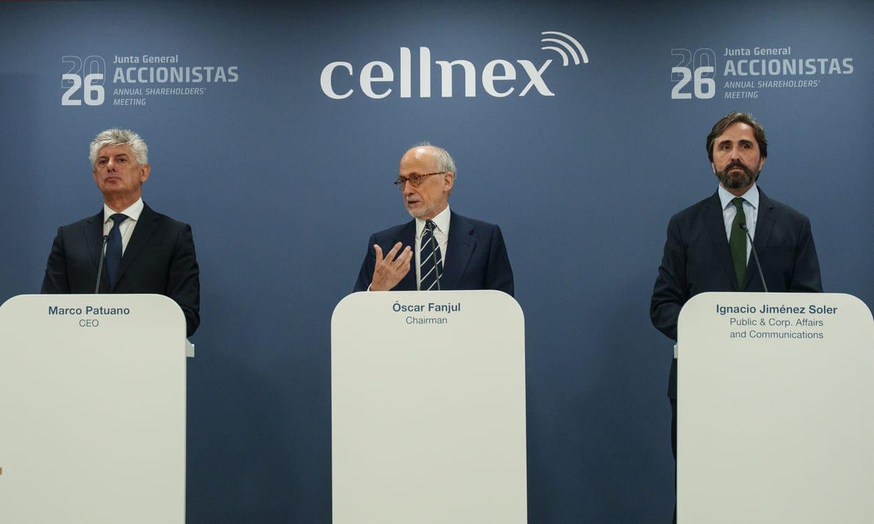 El presidente de Cellnex, Óscar Fanjul (c), y el CEO de Cellnex, Marco Pautuano (i), durante la celebración de la Junta General de Accionistas, en el Meeting Place Castellana. Matias Chiofalo / EP