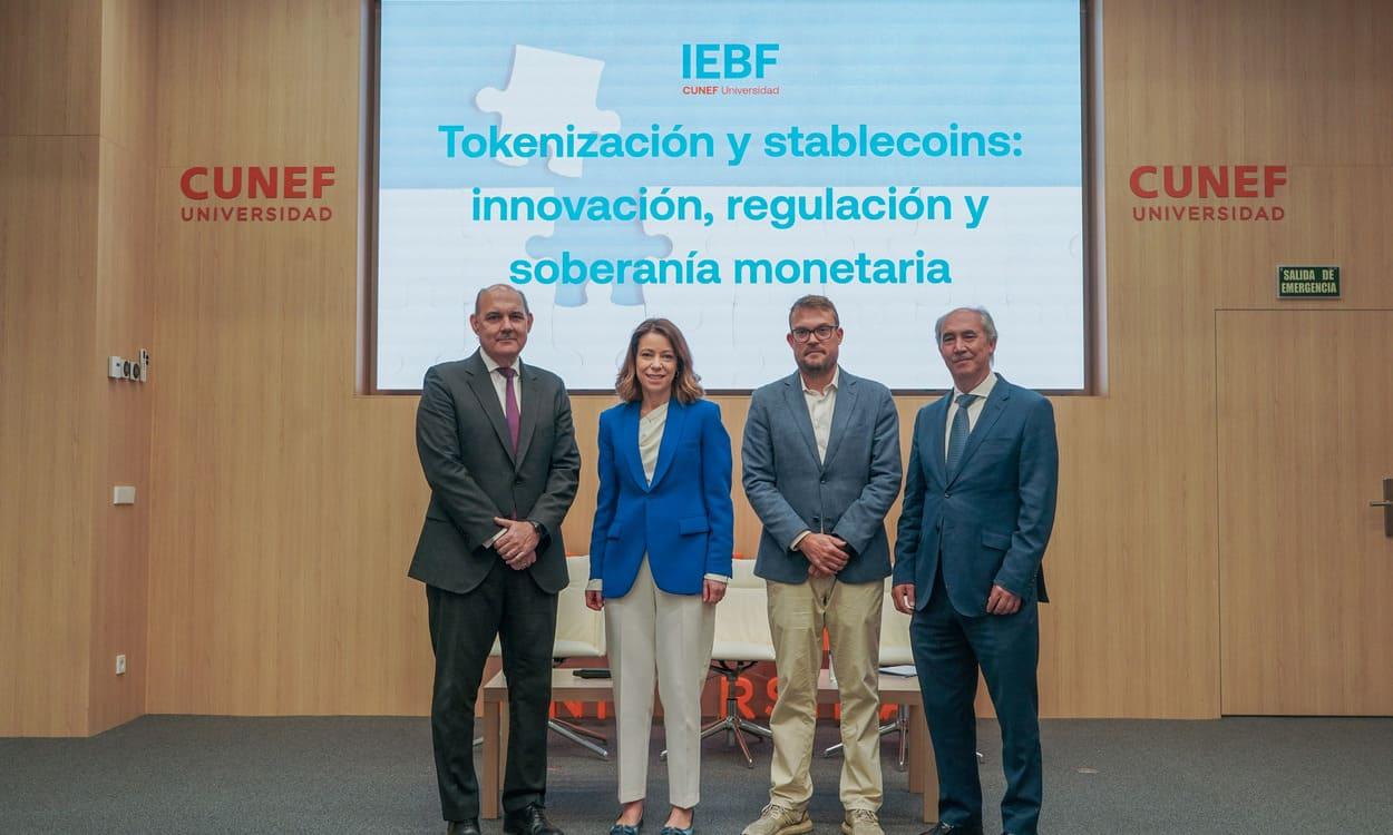 Expertos reunidos en el IEBF durante la jornada sobre stablecoins y tokenización. IEBF