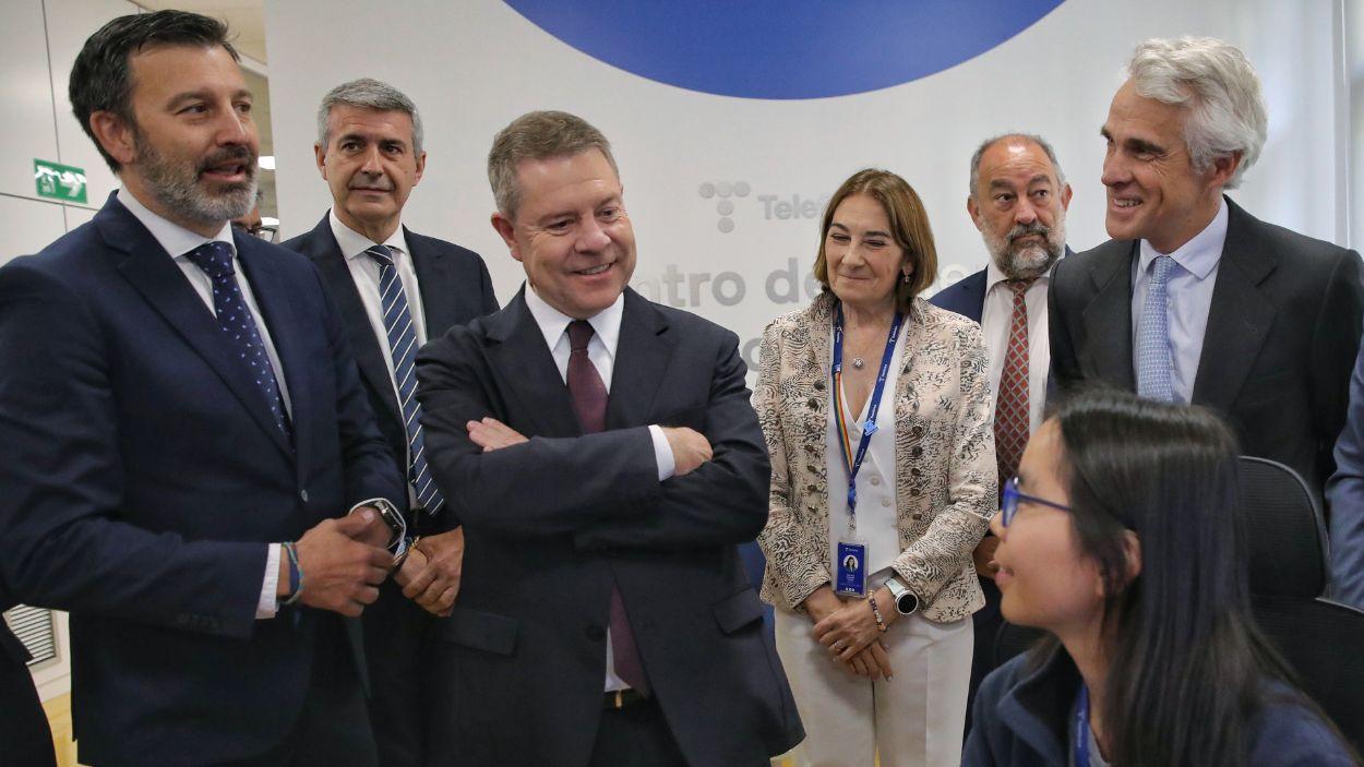 El presidente de Castilla La Mancha, Emiliano García Page, el alcalde de Toledo, Carlos Velázquez, y el presidente de Telefónica España, Borja Ochoa, durante la inauguración del Centro de Talento y Tecnología. EP.