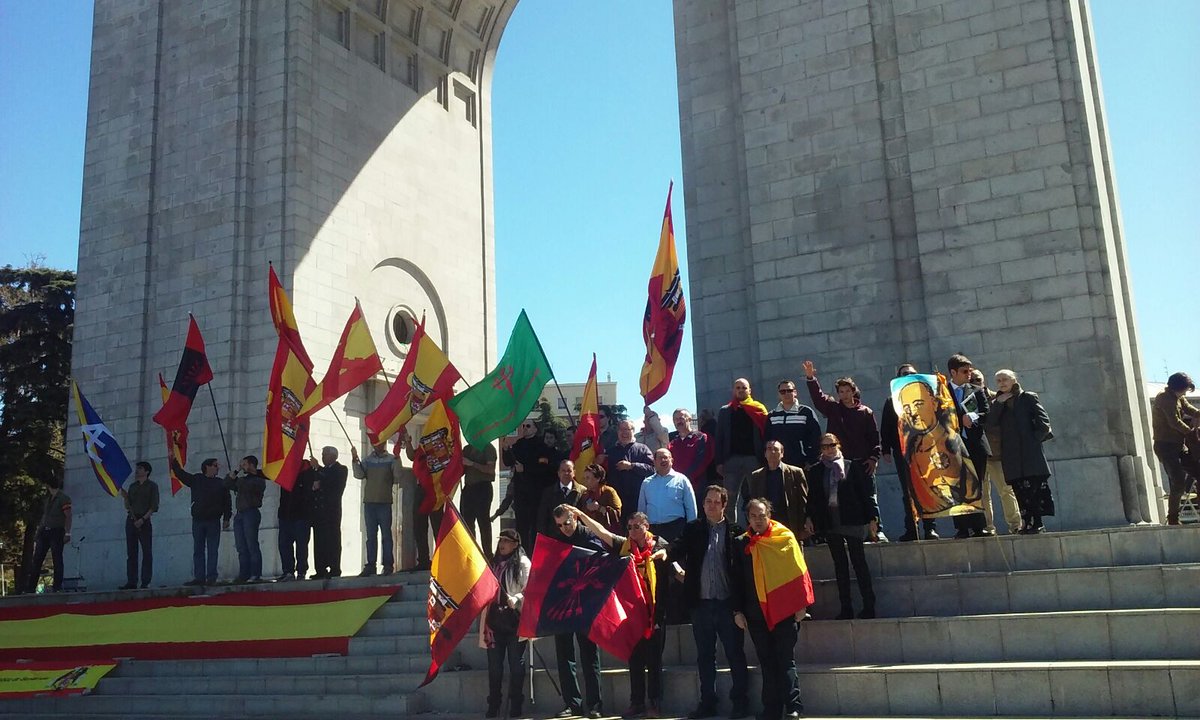 Congregación de AJE en Madrid, bajo el Arco de la Victoria, para celebrar el 1º de Abril.