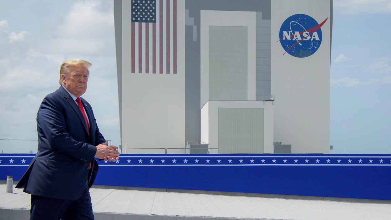 El presidente de Estados Unidos, Donald Trump, frente a un centro de la NASA. EP.