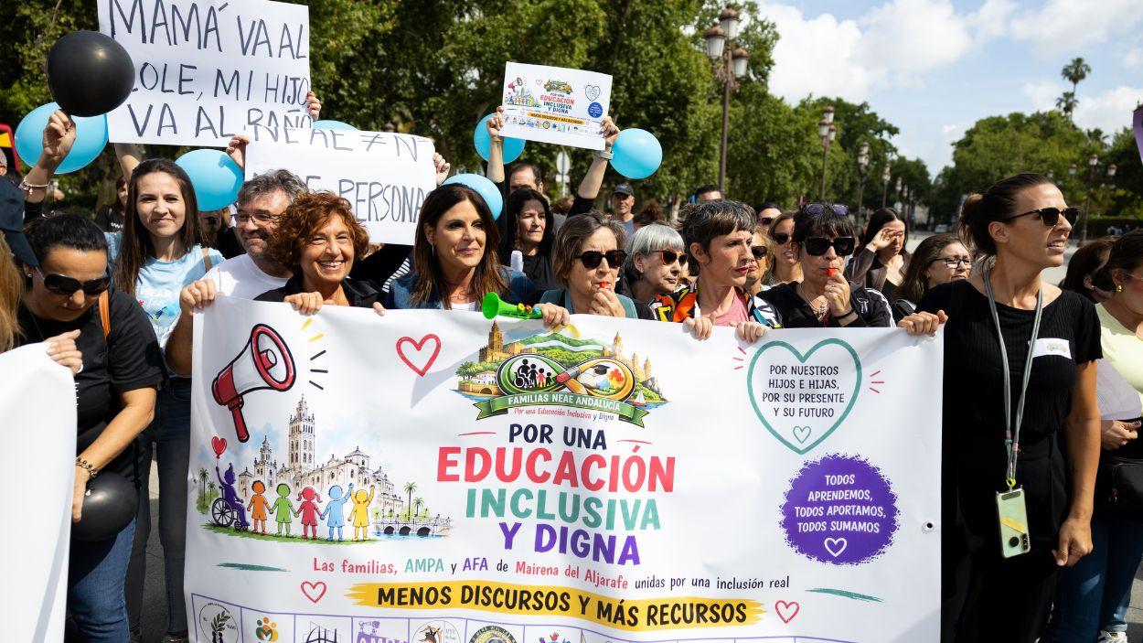 Manifestación a las puertas del Palacio de San Telmo (Sevilla) por una educación inclusiva / PSOE-A