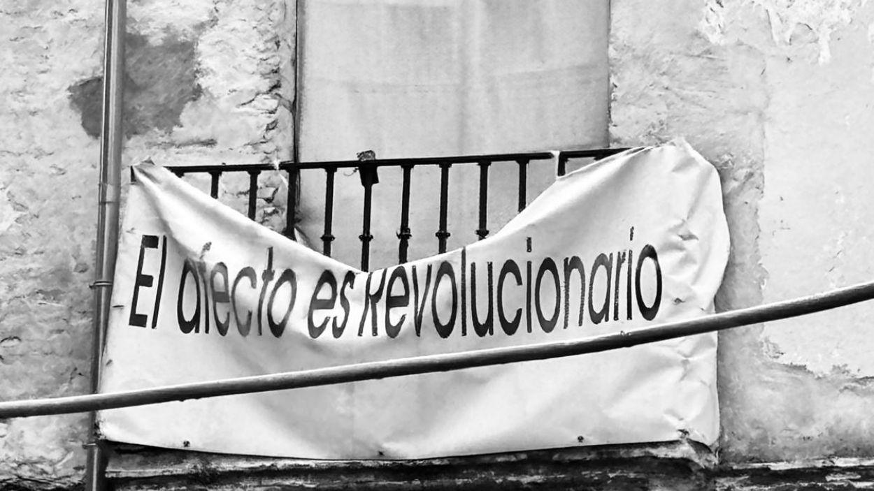 Balcón de un edificio en el Pumarejo / Ana Rivero