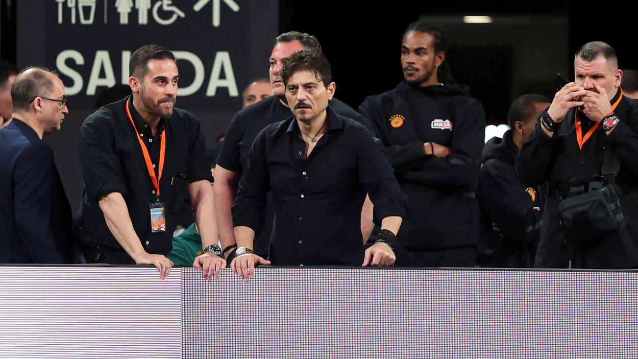 El presidente de Panathinaikos, Dimitris Giannakopoulos, durante el segundo partido de los Playoffs de la Euroliga contra el Valencia Basket en el Juan Roig Arena. EP. 