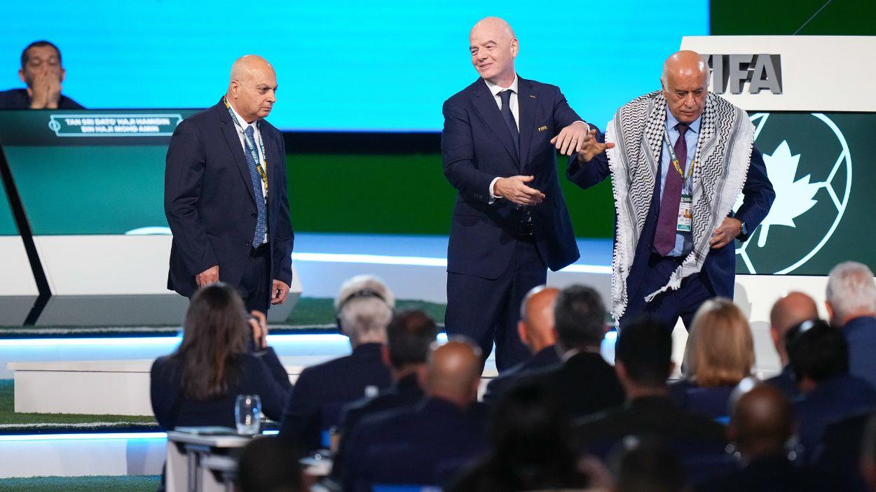 El presidente de la FIFA, Gianni Infantino, fuerza a los delegados de Israel y Palestina a darse la mano y el palestino se niega. EP. 