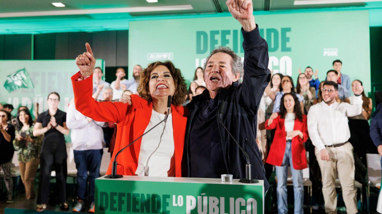 La candidata del PSOE A a la Junta de Andalucía, María Jesús Montero, y el cantante Miguel Río, durante el acto de apertura de campaña para el 17M. Europa Press.