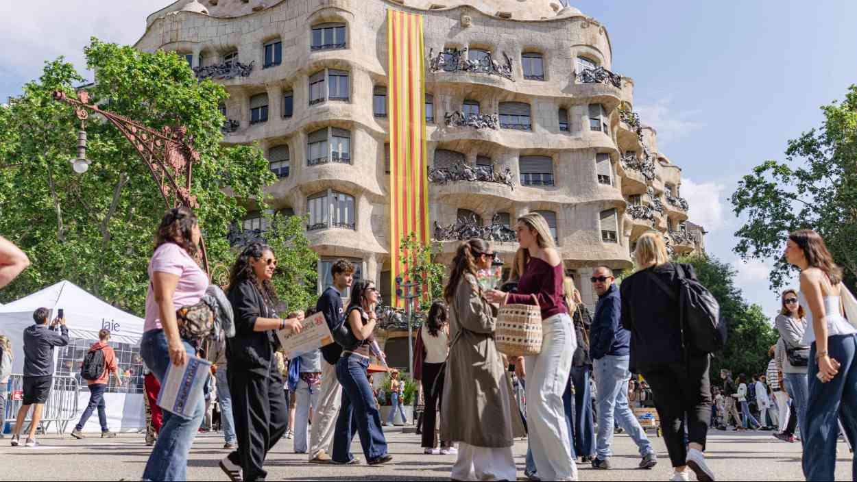 Personas paseando durante la Fira de Llibres de Sant Jordi, a 23 de abril de 2026, en Barcelona. Lorena Sopêna / EP