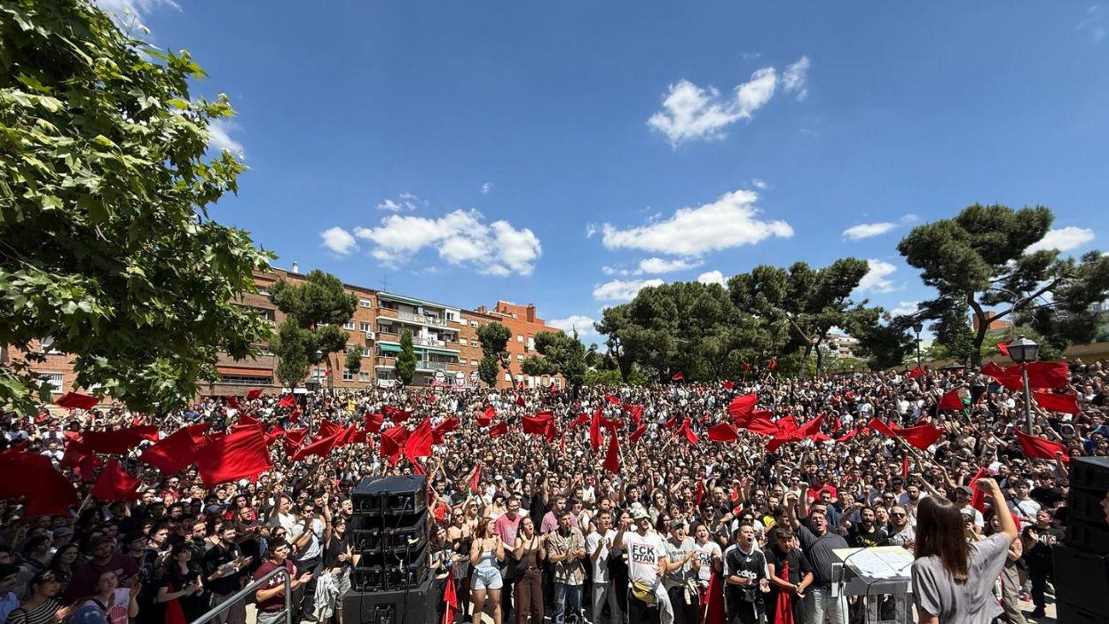 Más de 10.000 jóvenes inundan las principales ciudades de banderas rojas. Imagen de CJS.