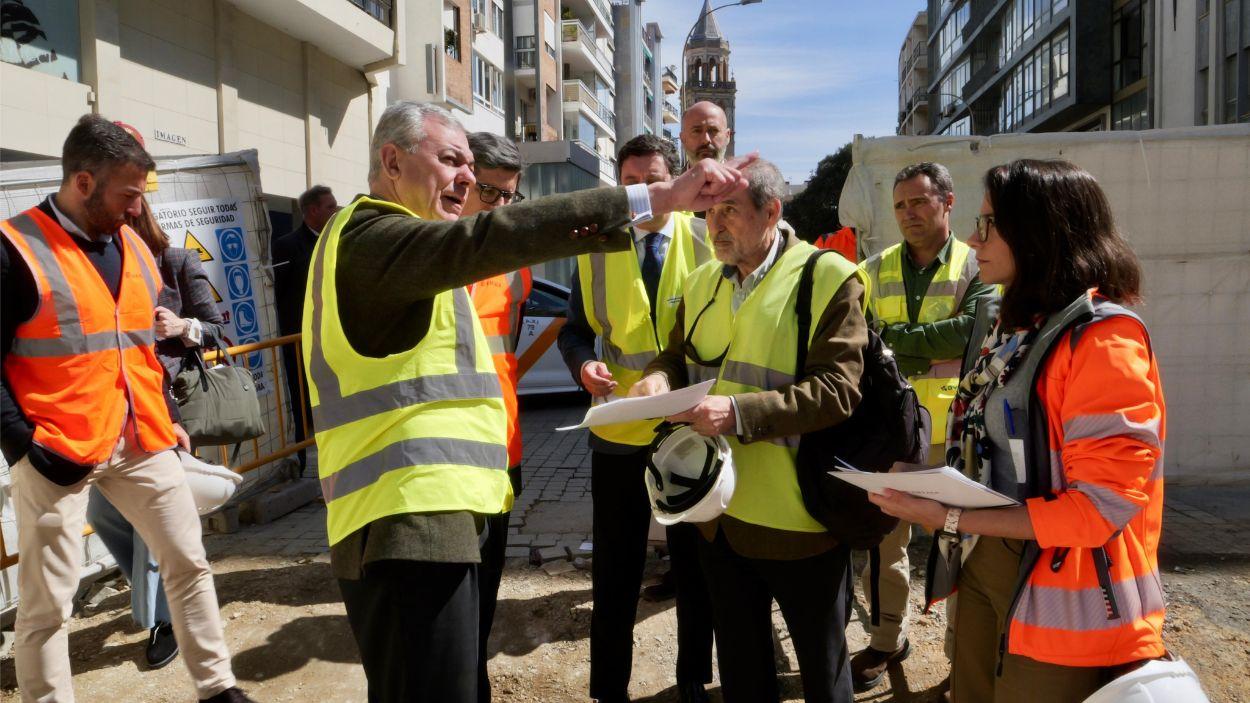El alcalde de Sevilla, José Luis Sanz, supervisa las obras del carril bus segregado del BTR en la Plaza de la Encarnación / Archivo EP