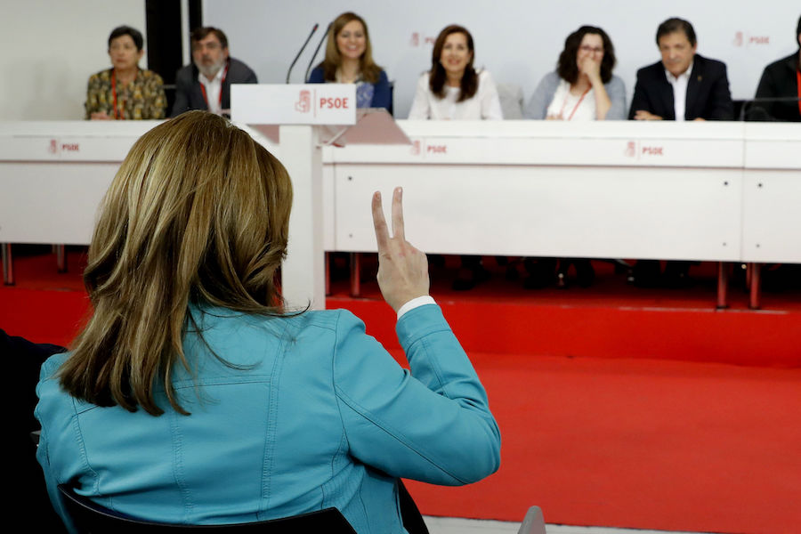 Susana Díaz (de espaldas) se dirige a los miembros de la mesa presidencial durante una reunión que el Comité Federal del PSOE.