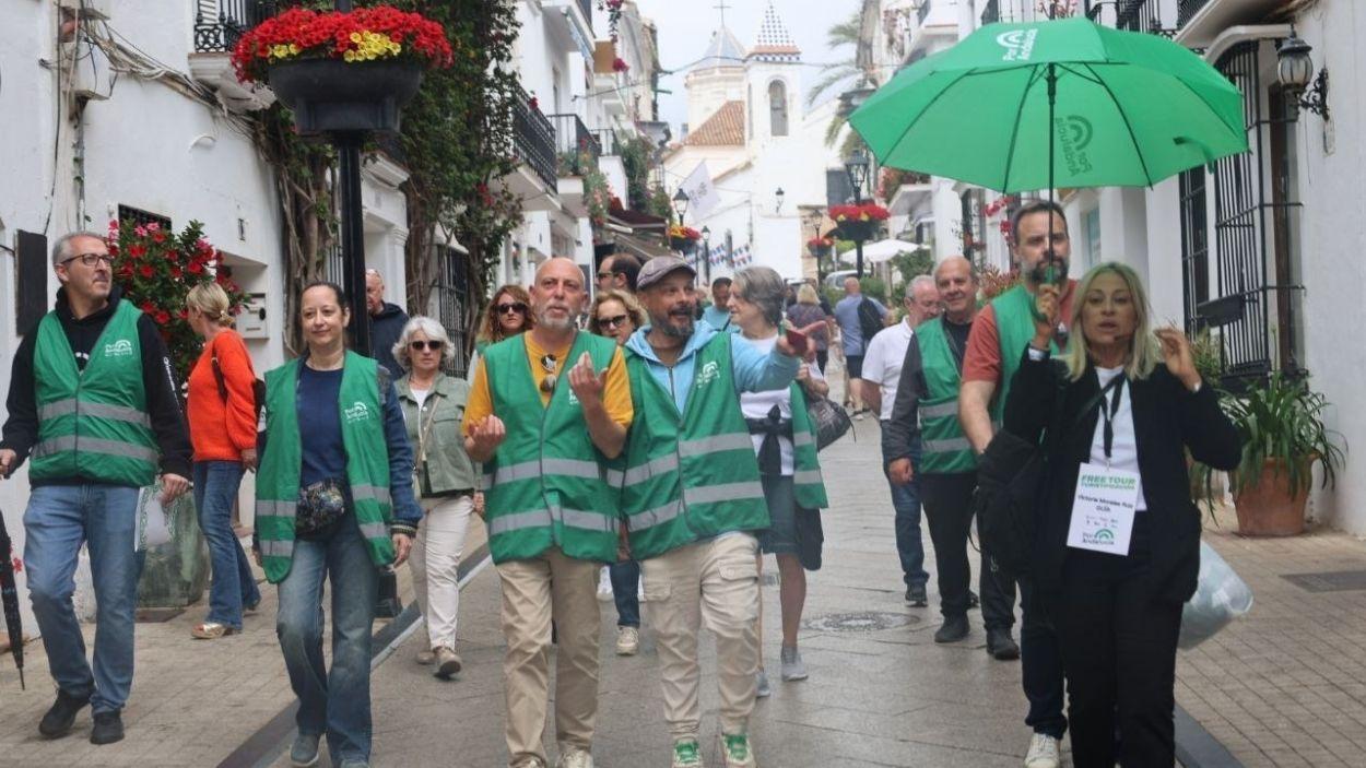 El candidato número 1 de Por Andalucía por la provincia de Málaga, Ernesto Alba, y la también candidata de la coalición, Victoria Morales, en Marbella / Por Andalucía