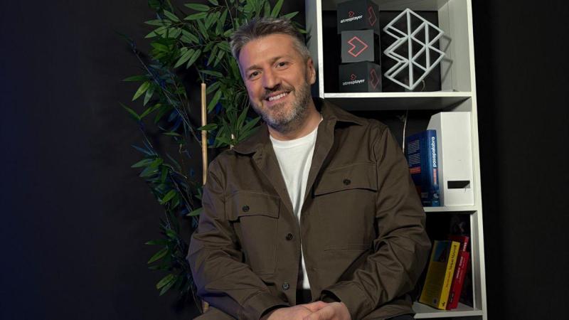 Aimar Bretos atiende a ElPlural.com. 