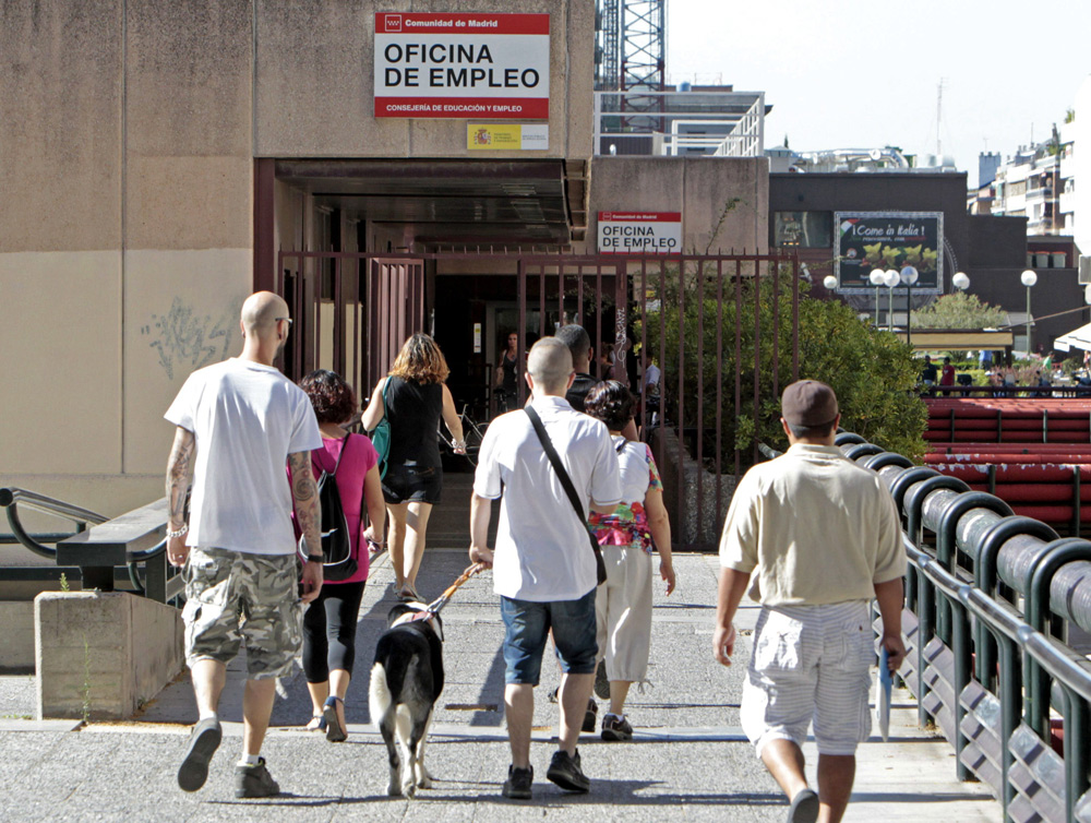Varias personas se dirigen hacia la oficina de empleo de Azca en Madrid 