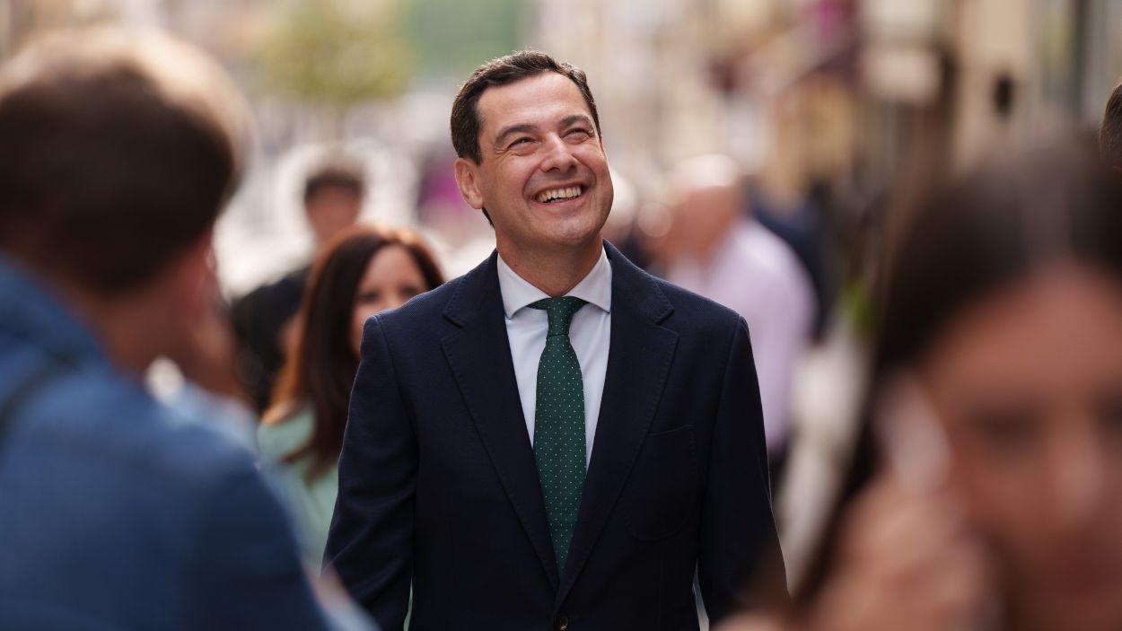 El presidente del PP de Andalucía y candidato a la reelección de la Presidencia de la Junta, Moreno Bonilla, durante su visita a hermandades de Lucena / EP