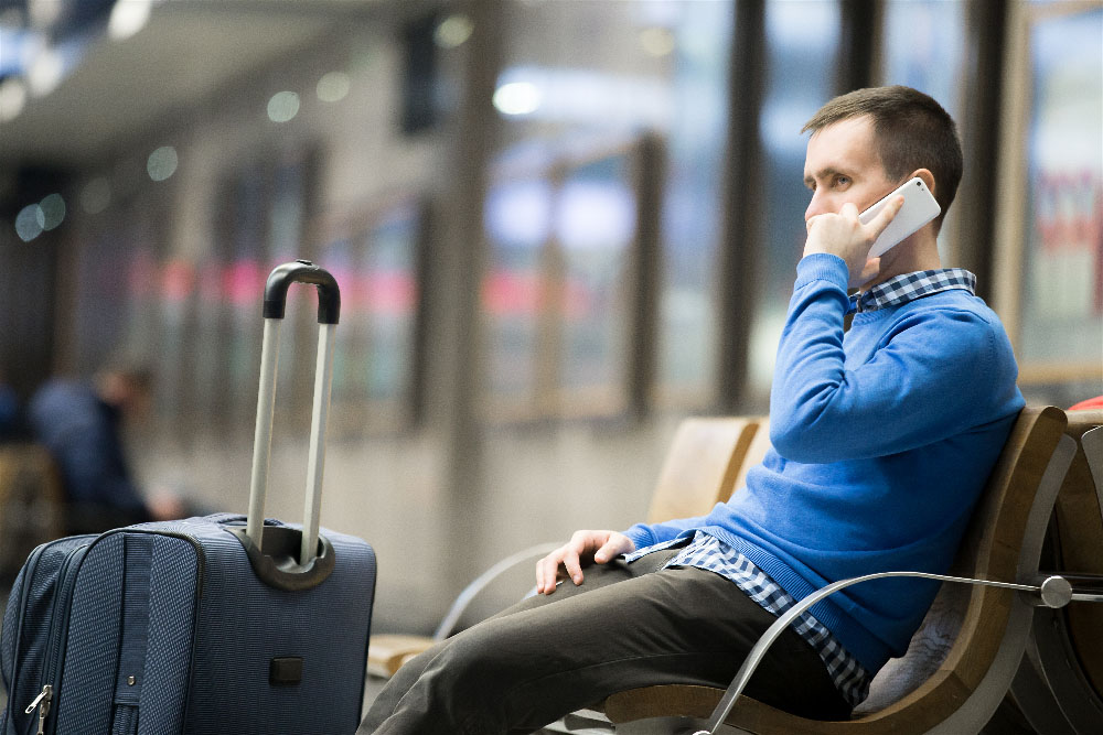 Un hombre esperando en un aeropuerto para viajar