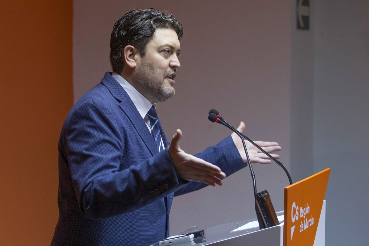 El portavoz del grupo parlamentario de Ciudadanos en el parlamento murciano, Miguel Sánchez, durante una rueda de prensa