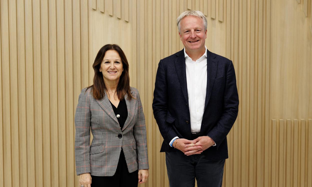 Mercedes Oblanca, presidenta y CEO de Accenture España y Portugal, y Maarten Wetselaar, CEO de Moeve. MOEVE