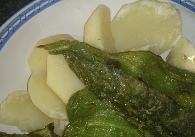 Patatas con pimientos y lacón fresco asado