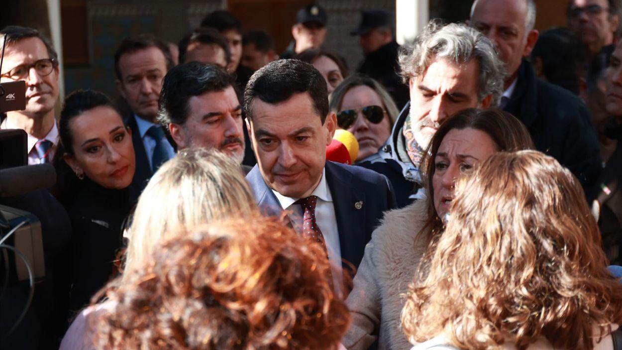 El presidente de la Junta de Andalucía, Juanma Moreno, abordado por las familias de alumnos con necesidades educativas especiales antes de entrar en el Salón de Plenos del Parlamento/ EP