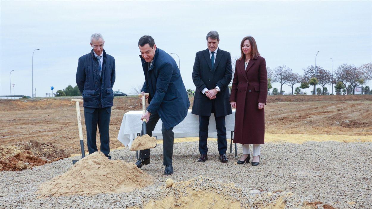 El presidente de la Junta de Andalucía, Juanma Moreno, coloca la primera piedra de una producción de viviendas / EP