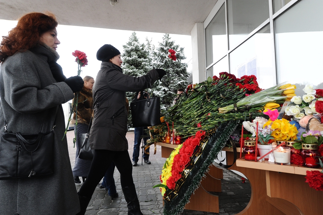 Personas depositan flores en el lugar del atentado en Moscú