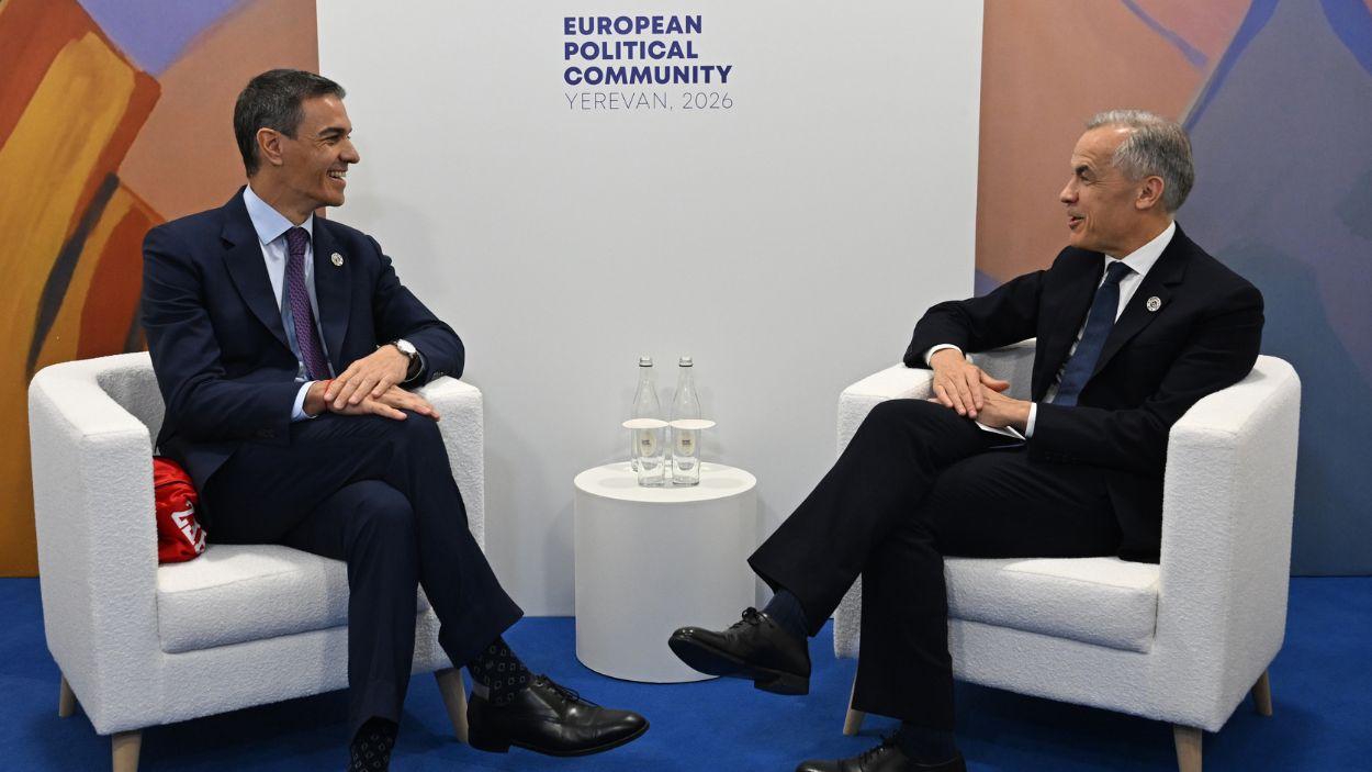 El presidente del Gobierno español, Pedro Sánchez, con el primer ministro de Canadá, Mark Carney, durante la Reunión de la Comunidad Política Europea en Ereván (Armenia). EP.