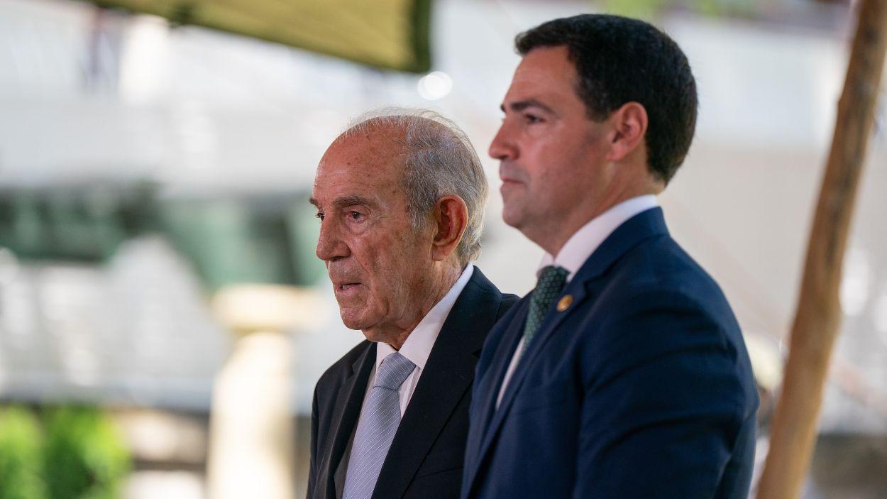 El Lehendakari, Imanol Pradales, y el ex-Lehendakari, Carlos Garaikoetxea. EP.
