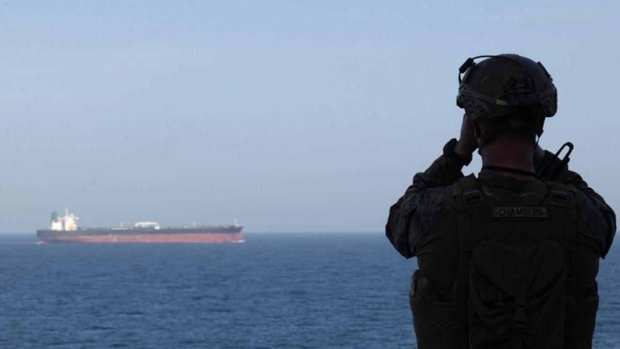 Un marine a bordo del transporte anfibio 'USS New Orleans' (LPD 18) durante el bloqueo impuesto a los puertos iraníes. EP.