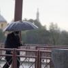 Una persona se protege de la lluvia con un paraguas. EP.