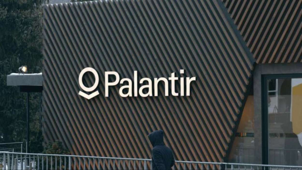 Un hombre camina frente a un edificio de Palantir. EP/Archivo