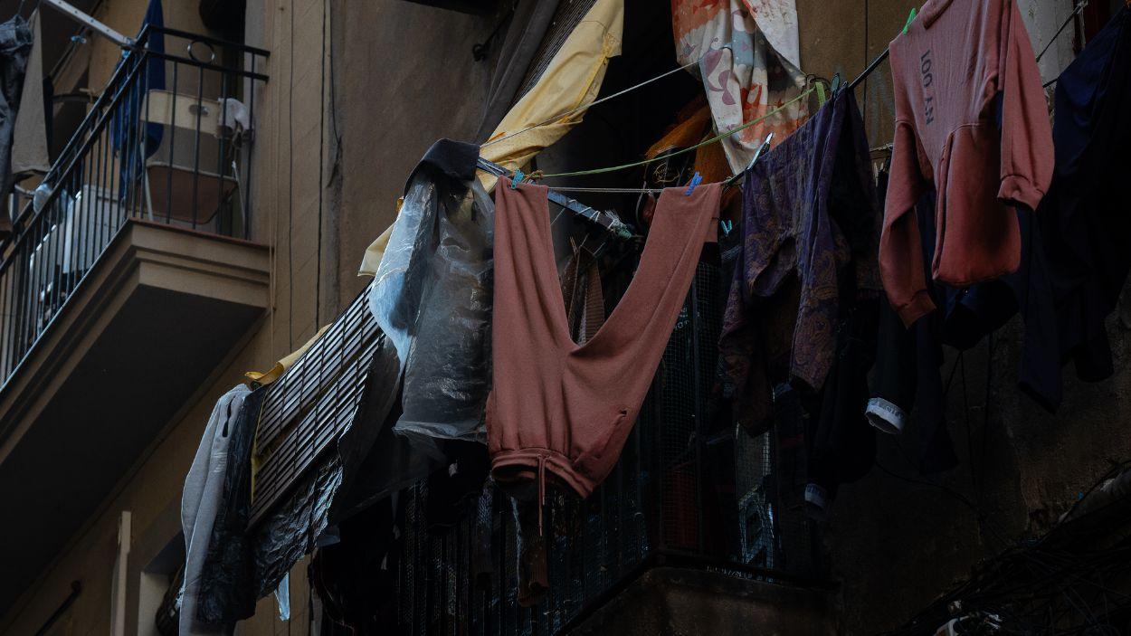 Ropa tendida en un balcón. EP.