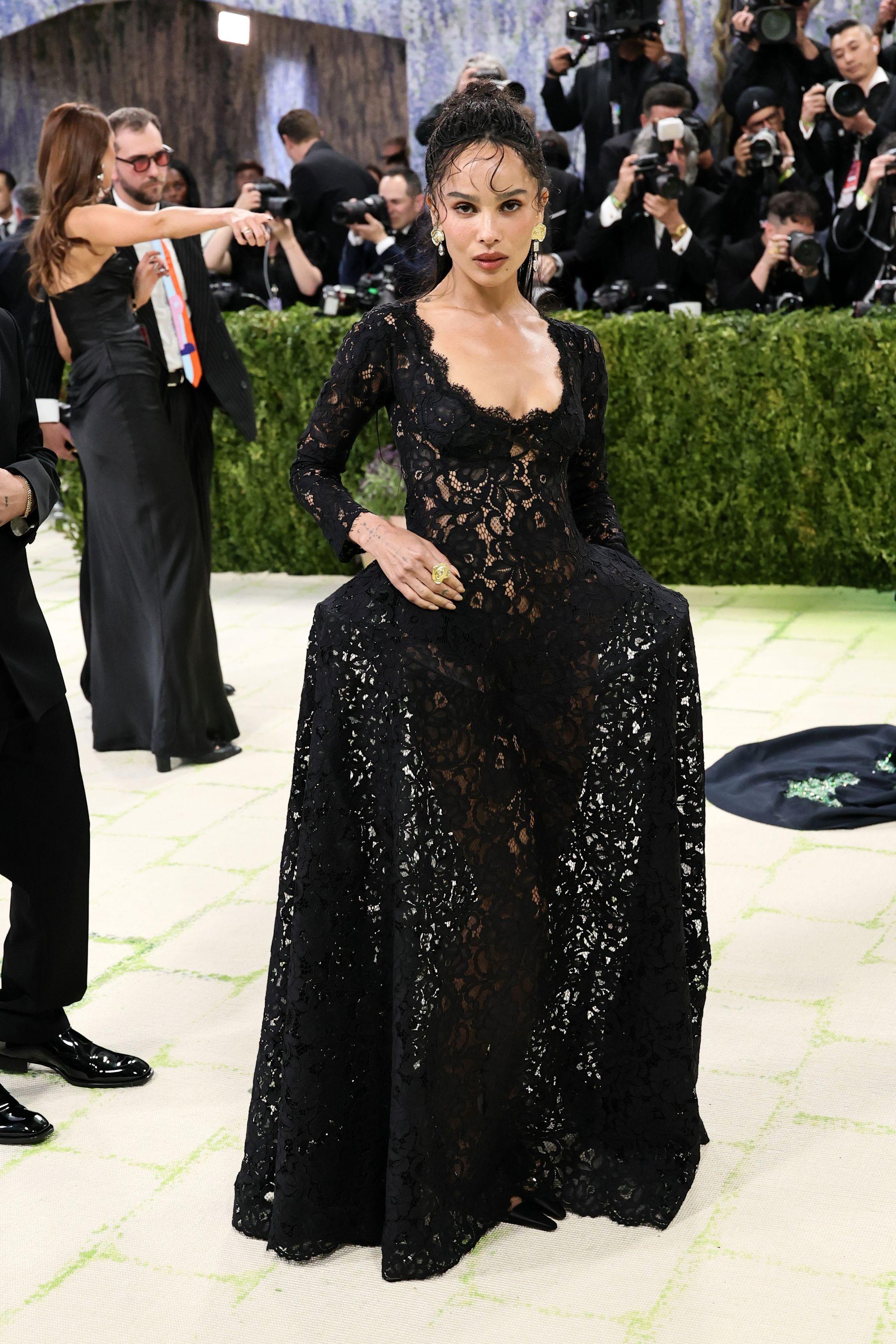 Zoe Kravitz con un diseño de Saint Laurent y Jessica McCormack