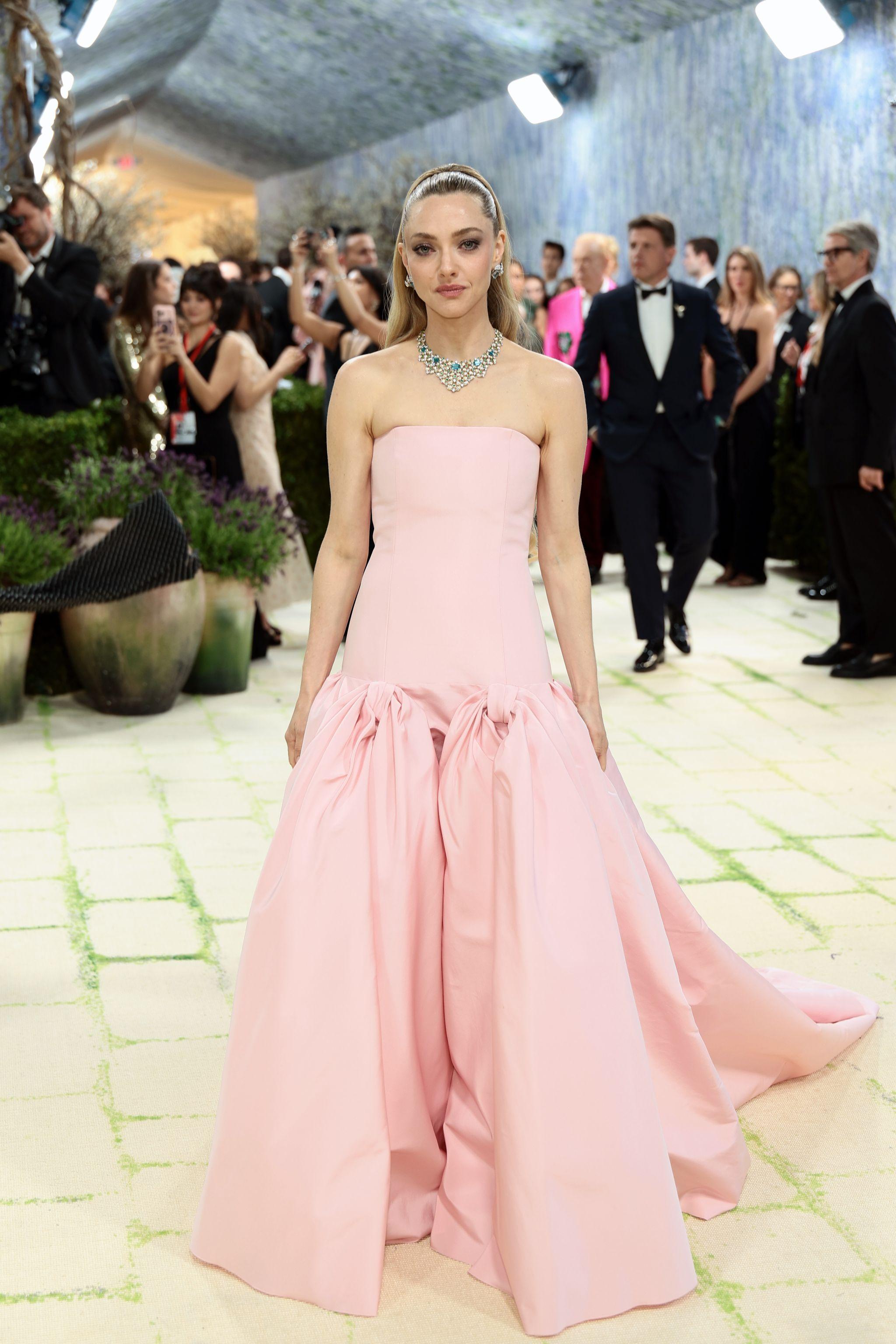 Amanda Seyfried con diseños de Prada y Tiffany & Co.