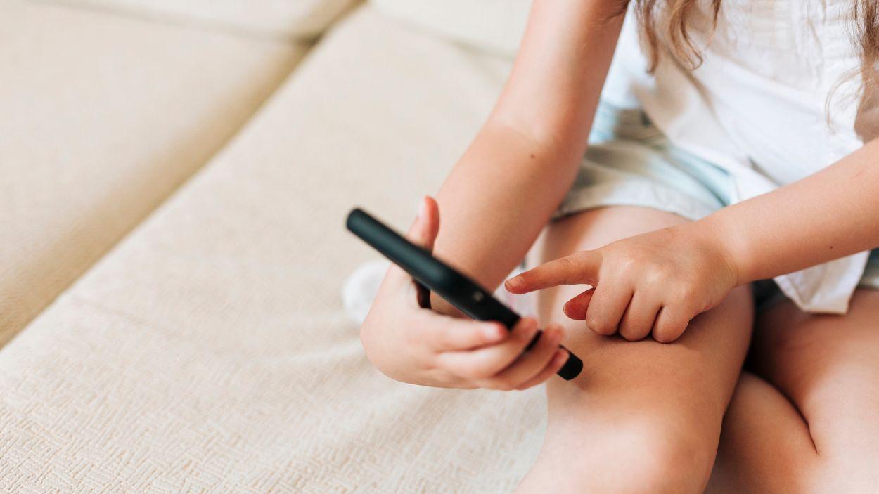   Imagen de recurso de una niña usando un teléfono móvil. EP/Archivo.
